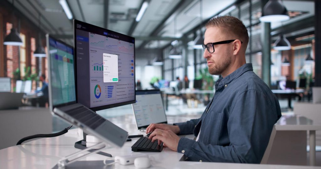 Uso de sistema ERP para gestão financeira em ambiente corporativo moderno