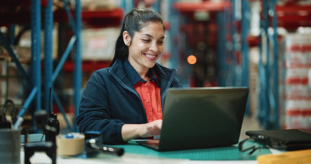 Profissional utilizando sistema de gestão da qualidade em ambiente industrial para monitoramento de processos e produtividade