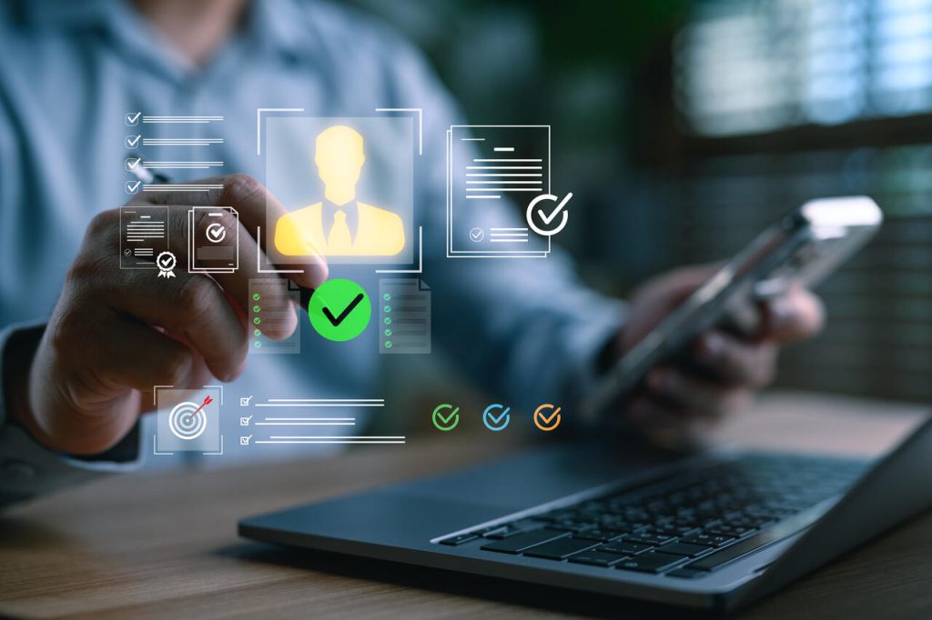 Profissional utilizando sistema digital com validação de dados e documentos, ilustrando processos automatizados no onboarding digital.