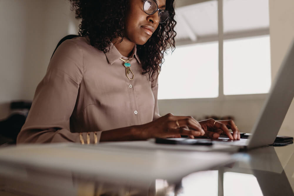 tecnologia como aliada na análise de minutas de contratos