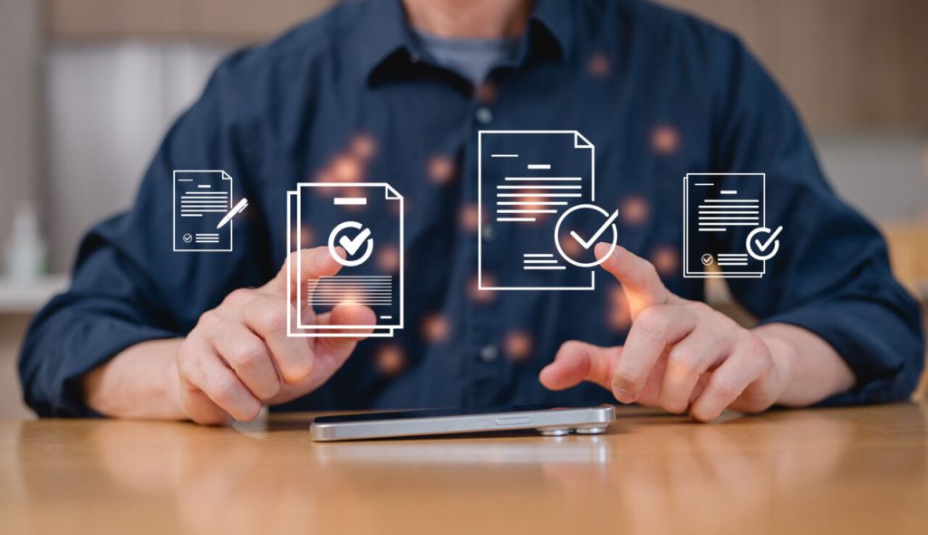 Profissional utilizando interface digital para gestão e validação de documentos, representando assinatura e aditivo de contrato eletrônico.