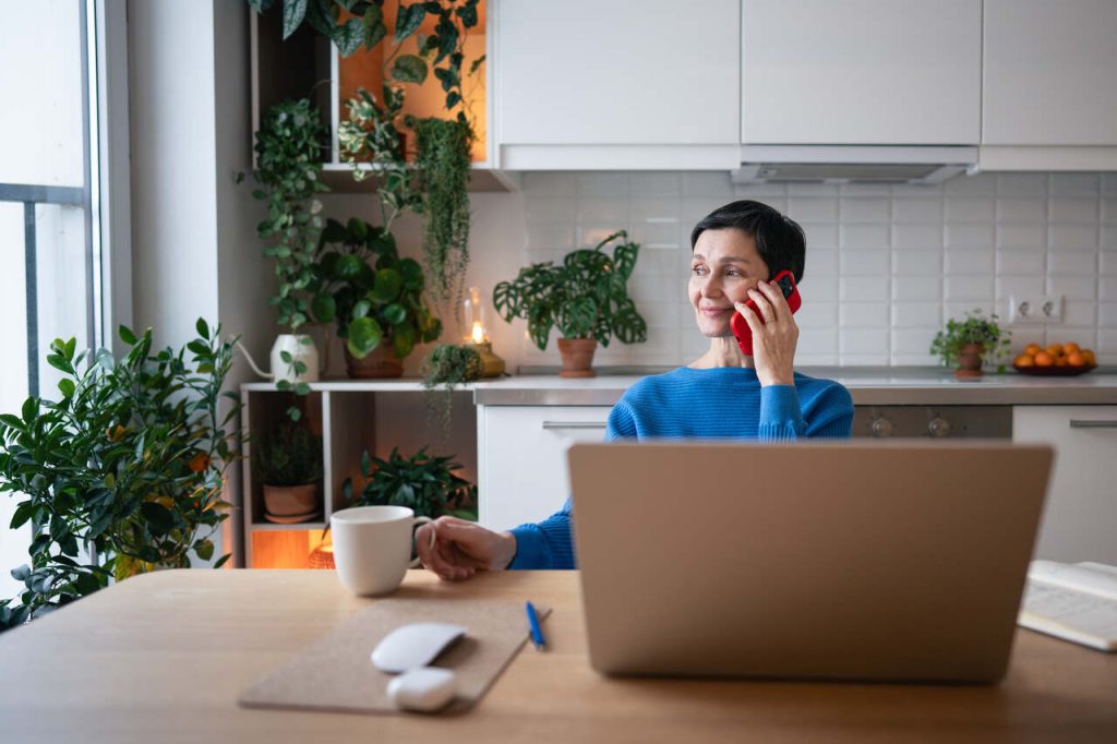 Profissional trabalhando em casa com notebook, representando o modelo de trabalho flexível e o home office.