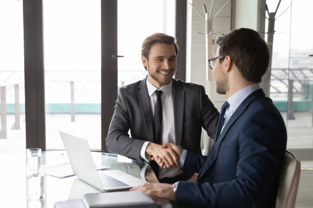 Profissionais analisando documento de avaliação em reunião, exemplo de feedback 360º para desenvolvimento de competências e performance.