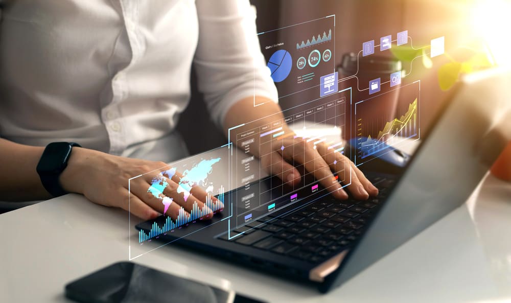 Profissional analisando dashboards e relatórios em um sistema de gestão, simbolizando o processo de escolha e uso dos ERPs da TOTVS conforme o porte e as necessidades do negócio