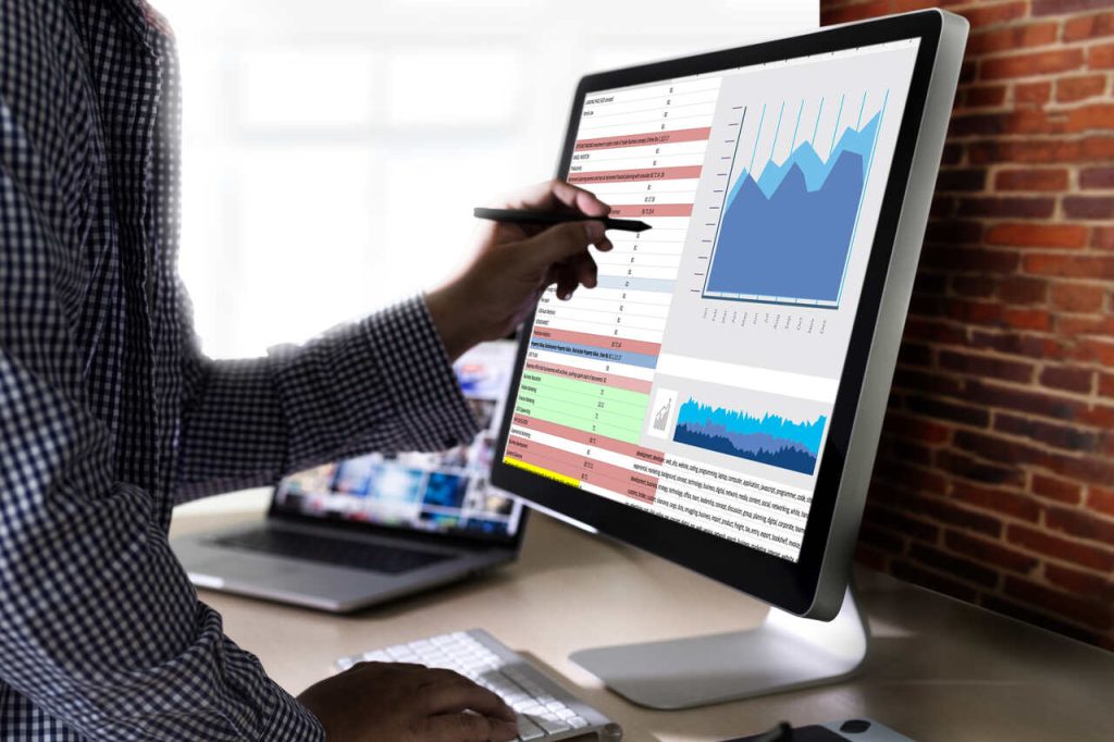 Análise de dados em painel digital com gráficos e indicadores usados em estratégias de big data nas empresas