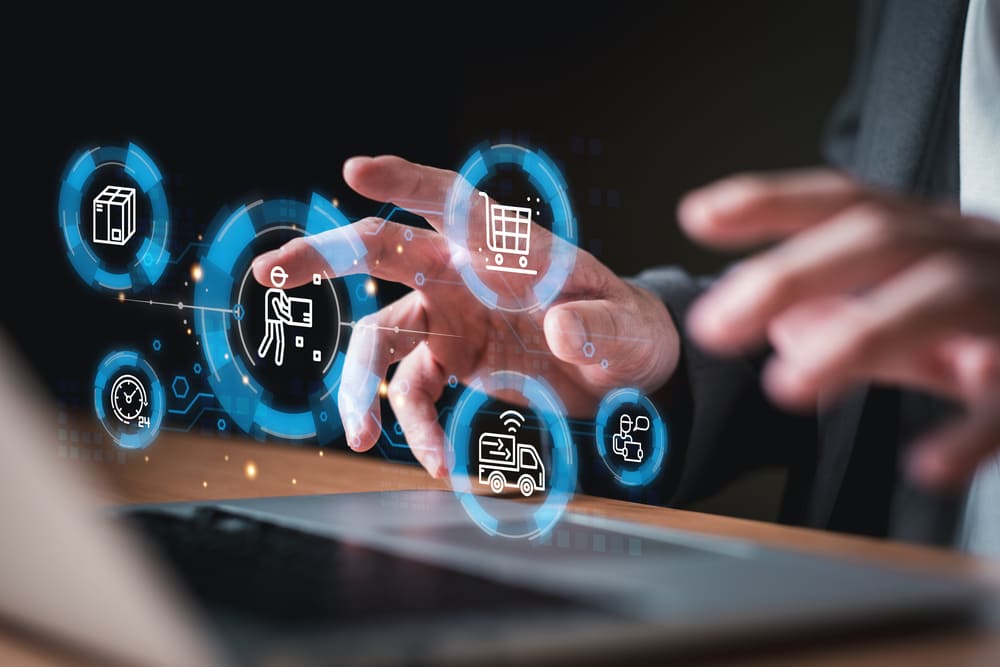 Profissional interagindo com ícones digitais de logística, pedidos e produtos, fazendo a gestão e a otimização de anúncios no Amazon Marketplace com apoio da tecnologia.