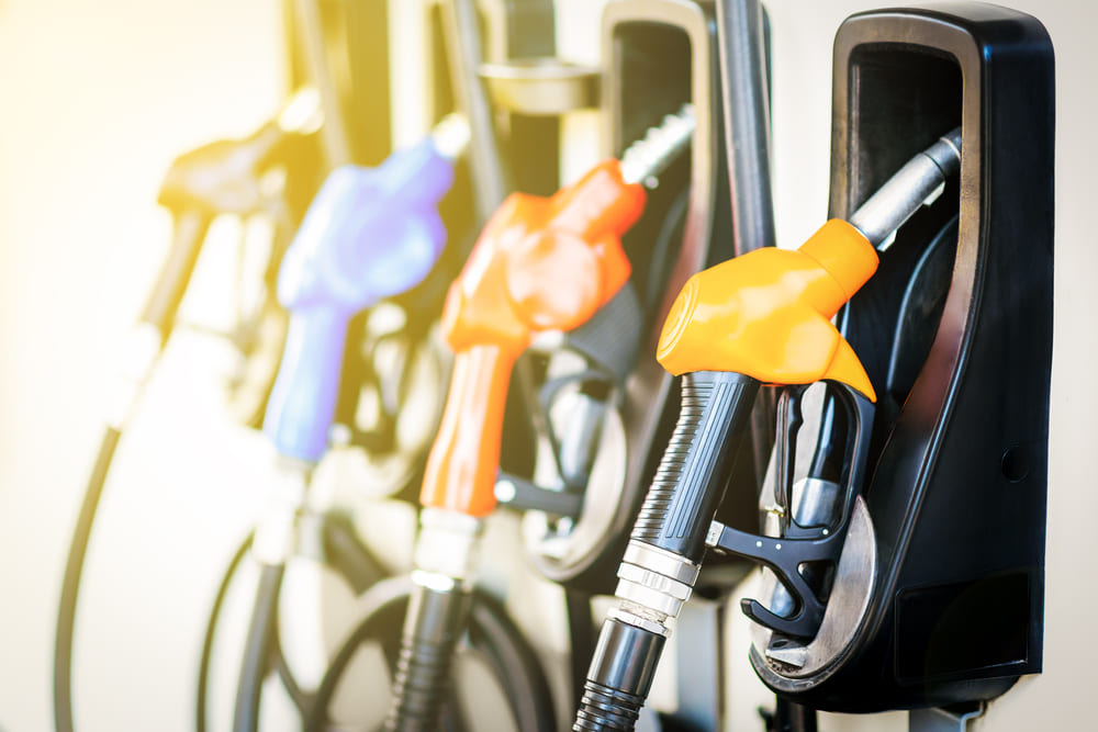 Bombas de combustível em posto de abastecimento, destacando o impacto dos custos de combustível na composição do frete rodoviário.