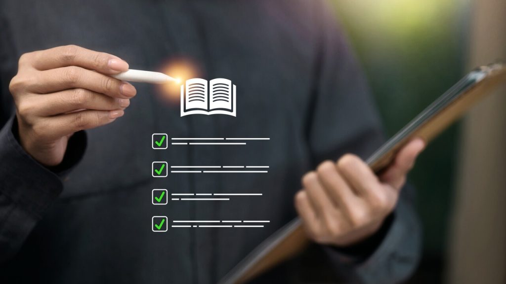 Profissional utilizando tablet com checklist digital, representando o uso de tecnologia na gestão acadêmica para apoiar diferentes modelos de ensino