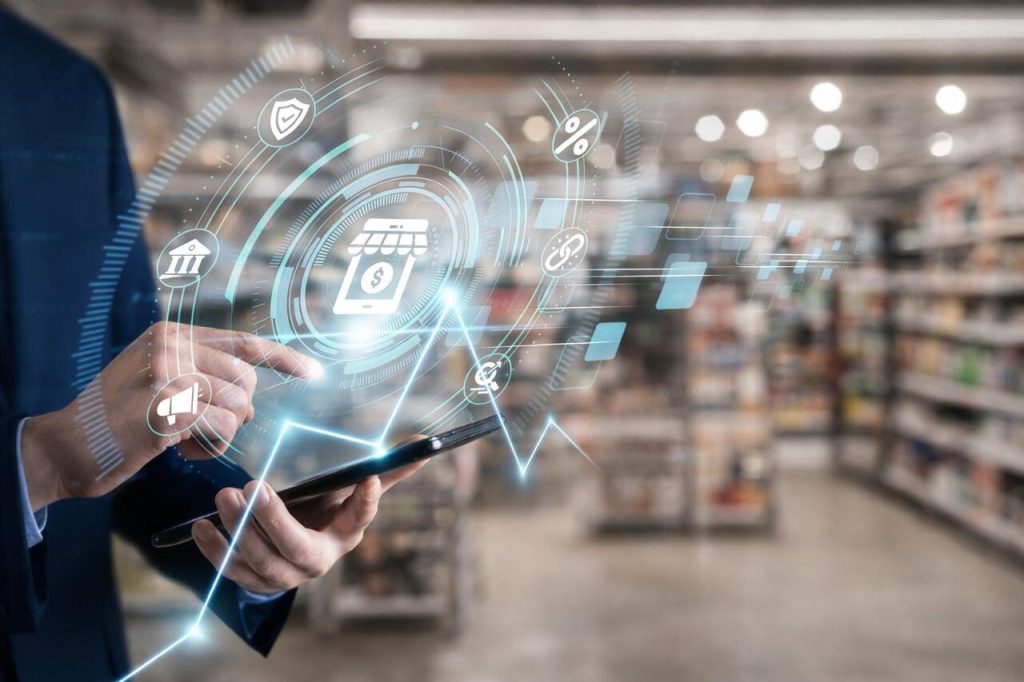 Profissional analisando dados de vendas no tablet em loja, usando tecnologia para identificar demanda reprimida no varejo.