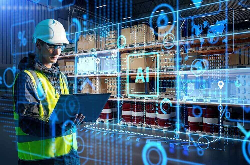 Homem utilizando um notebook em um armazém para configurar sistemas multiagentes responsáveis pela gestão do estoque.