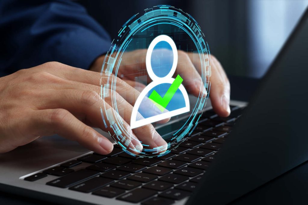 Ilustração de verificação de identidade de usuário em computador, representando controle de acesso e segurança em sistemas empresariais.