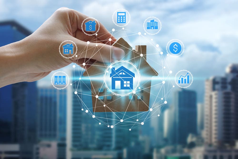 Representação digital do mercado imobiliário com ícones de tecnologia conectando uma casa, representando os desafios das imobiliárias diante da transformação digital.