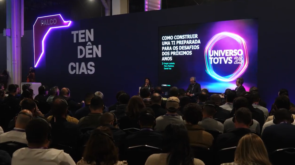 Público assistindo painel sobre tecnologia e negócios no Universo Totvs 2025