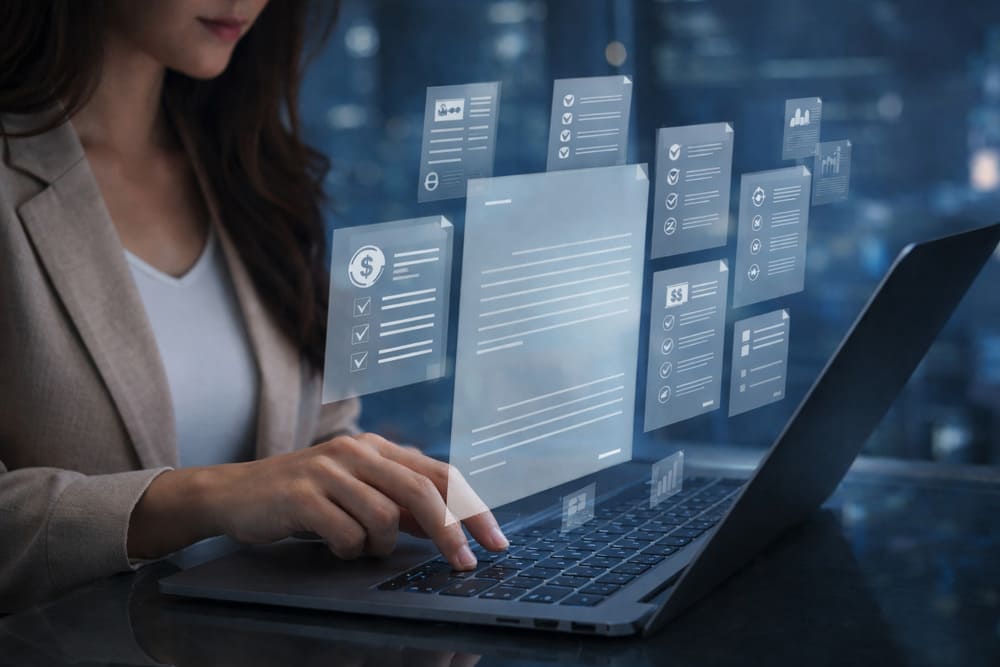 Mulher utilizando laptop com interface digital para gestão de contrato de empréstimo, representando o uso de tecnologia na organização e acompanhamento de contratos