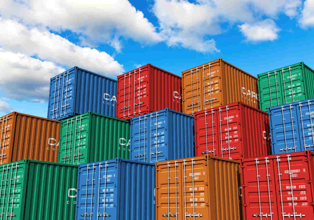 Containers logísticos empilhados em terminal de cargas utilizados no transporte multimodal de mercadorias
