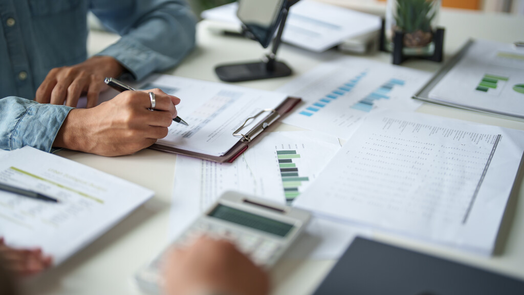 profissionais analisando registros fiscais