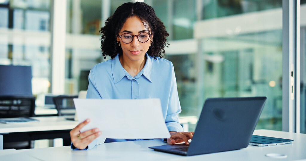 mulher analisando documentos fiscais