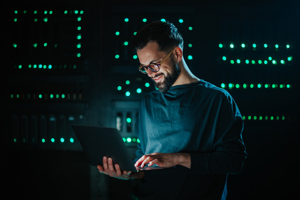 profissional de TI em data center gerenciando a segurança de dados