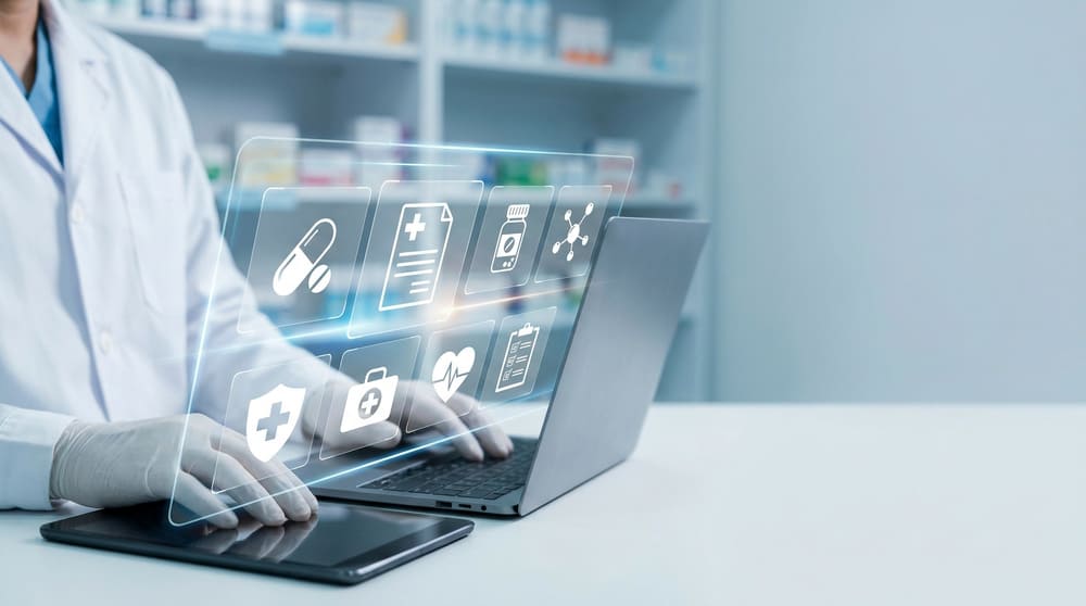 Tela digital de gestão farmacêutica ilustrando o que é PBM e como a tecnologia apoia a administração de benefícios em medicamentos.