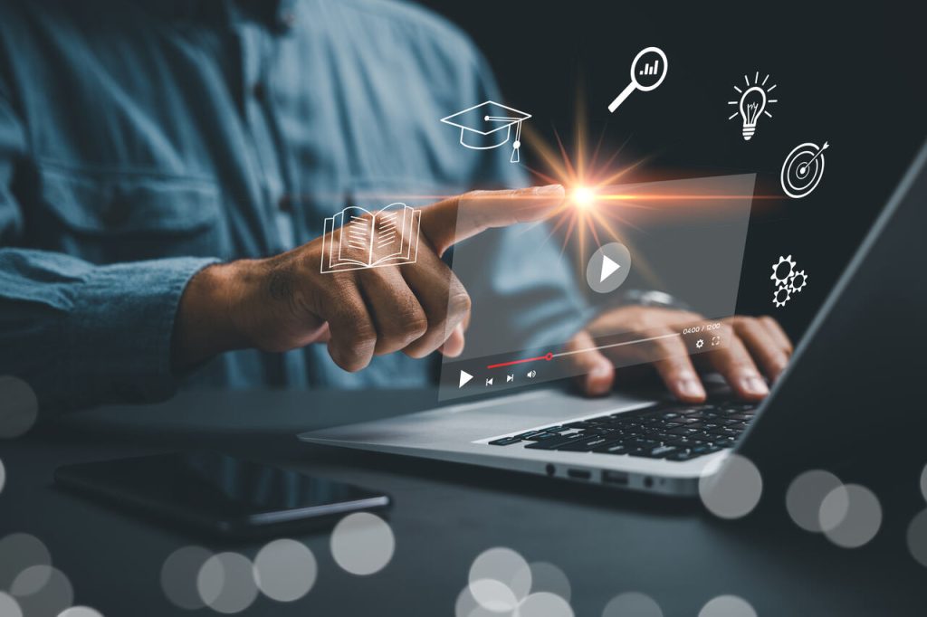 Pessoa acessando plataforma de cursos online em notebook, com elementos visuais relacionados a educação digital, certificações, aprendizado e desenvolvimento de competências profissionais.