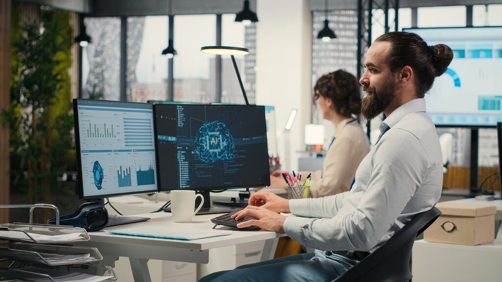profissional usando sistemas de IA em computador do trabalho