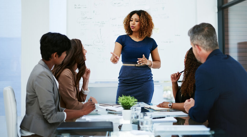 profissional orientando colaboradores sobre práticas de compliance