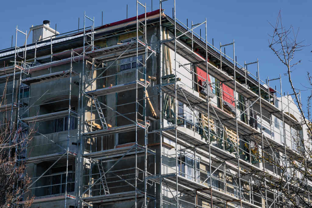 prédio em construção com ajuda de tecnologia de planejamento de obra
