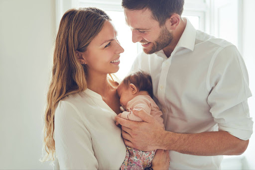 Família com recém-nascido celebra vínculo parental beneficiado pelo programa empresa cidadã corporativo.